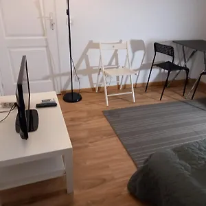 3 Hebergements - Au 1Er Etage 1 Appartement 2 Pieces Et Au 2Eme Etage Un Logement De 2 Chambres Louees Separement Avec Coin Cuisine Et Toilettes A Partager- Dans Pavillon Au Pied Du Rer B A 5 Minutes De Paris Et 30 Mn Stade De France , Cachan Francia