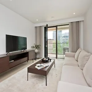 Elegant And Modern In Canary Wharf Right Next To Thames London